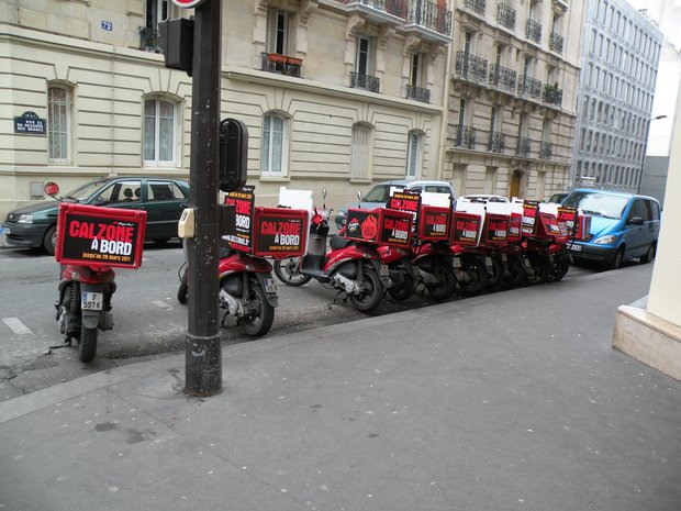  2-roues de livraison de pizzas (pizza hut)